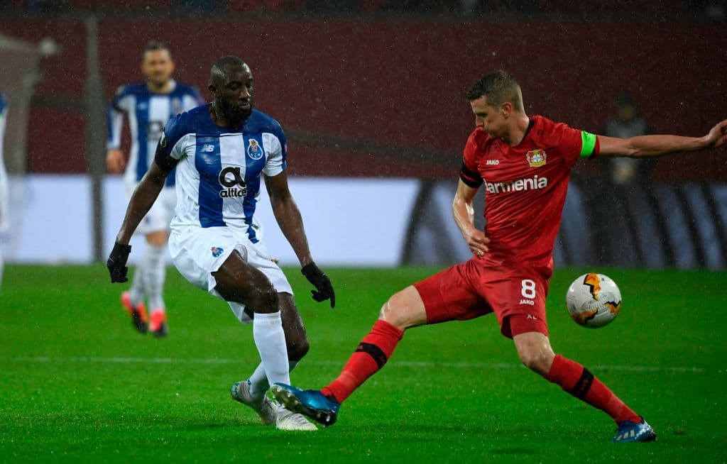 Moussa Marega toca la pelota de primera intención y recibe la falta del centrocampista alemán Lars Bender.