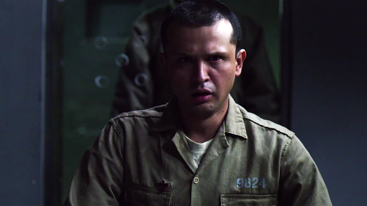 <a href="http://www.univision.com/series/el-chapo/el-chapo-el-hermano-de-el-chapo-fue-asesinado-en-la-venganza-de-chente-y-raciel-escena-del-dia-video"><b>El pistolero de Raciel entró en la sala de visita y asesinó a ‘El Pollo’</b> <b>con dos balazos por la espalda</b></a>.