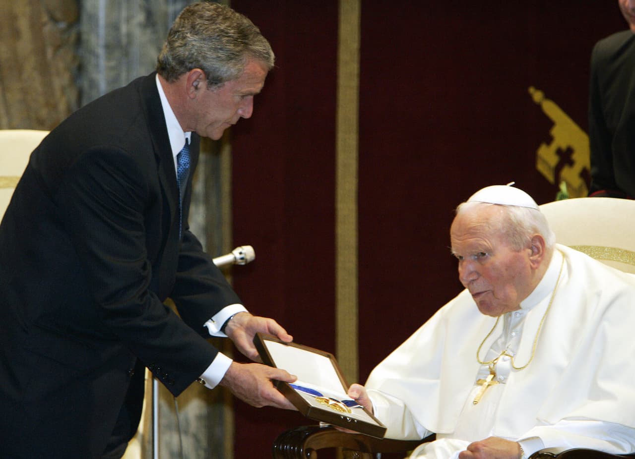 <b>Juan Pablo II y George W. Bush</b>
<br>
<br>El presidente estadounidense entregó la Medalla de la Libertad a Juan Pablo II en el Vaticano en junio de 2004. Este es el honor civil más alto de Estados Unidos y el pontífice respondió leyendo una declaración sobre su "grave preocupación" por los acontecimientos en Irak, donde la guerra liderada por Estados Unidos tenia poco más de un año.
<br>