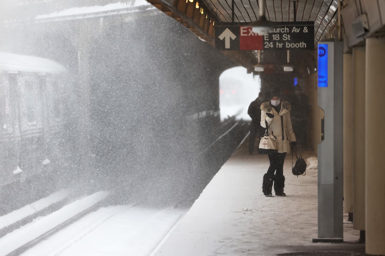 La flota de trenes retro fue parte de un gran esfuerzo por mantener el subway activo durante la peor nevada en años, que dejó cerca de dos pies de nieve en la ciudad.
