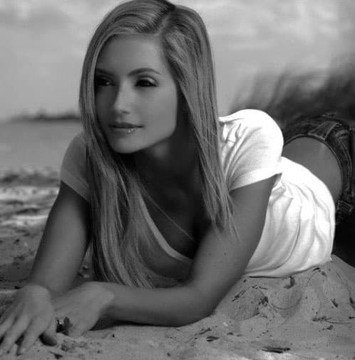 En esta imagen luce muy inocente, no cabe duda que el cabello rubio la hace lucir como una niña buena.