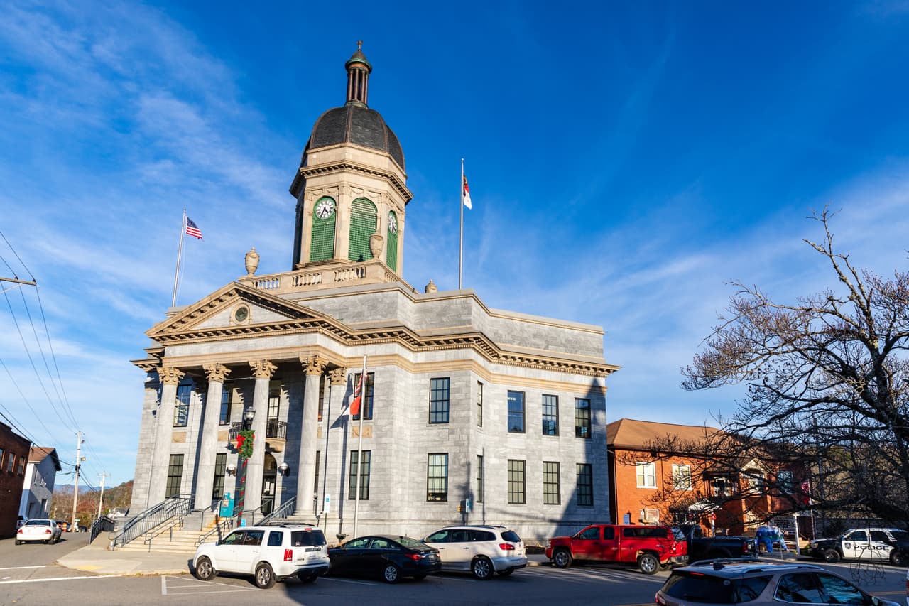 <h3 class="cms-H3-H3">11. Carolina del Norte</h3>
<br>
<br>🍔
<b>Capacidad para adquirir una Big Mac: </b>12.4% capacidad menor que el promedio.
<br>
<br>🍔
<b> Precio de la Big Mac: </b>5.5% menor que el precio promedio.
<br>
<br>🍔
<b> Ingreso disponible: </b>$48,792.
<br>
<br>🍔
<b>Población: </b>10,386,227.
<br>