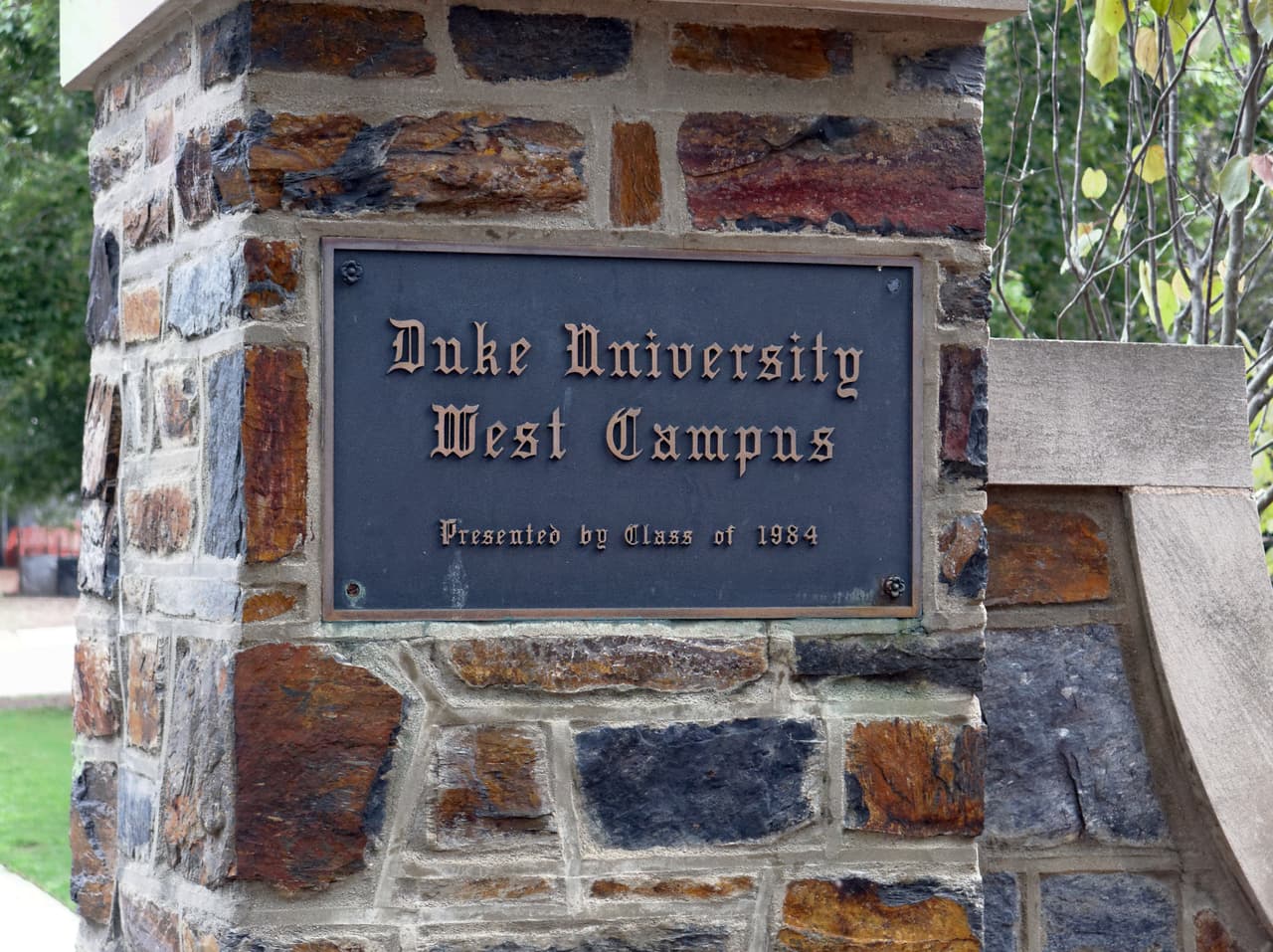 La Universidad de Duke, además emitió un comunicado por separado en el que dice que "están profundamente preocupados por las acciones del Presidente Trump", la cual "va en contra de prodigiosa evidencia sobre la ciencia y economía del cambio climático". Añaden que creen que EEUU debe liderar en los fuerzos para combatirlo, siendo la economía más grande y segundo emitidor de gases invernadero, y que retirarse del acuerdo "es renunciar a ese liderazgo y sabotea nuestra habilidad para moldear las soluciones a este reto global".