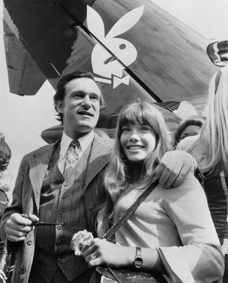 Hugh Hefner en una foto de agosto de 1970 con su entonces novia la actriz Barbara Benton en Francia.