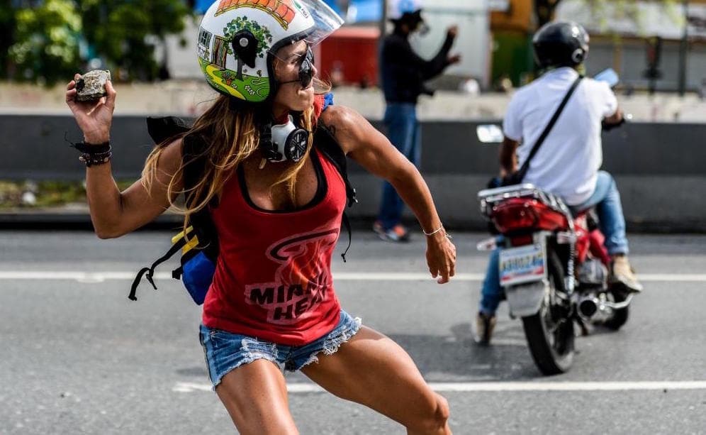 "Mentalmente soy más fuerte de lo que me ves": dice la 'mujer maravilla' de las protestas en Venezuela