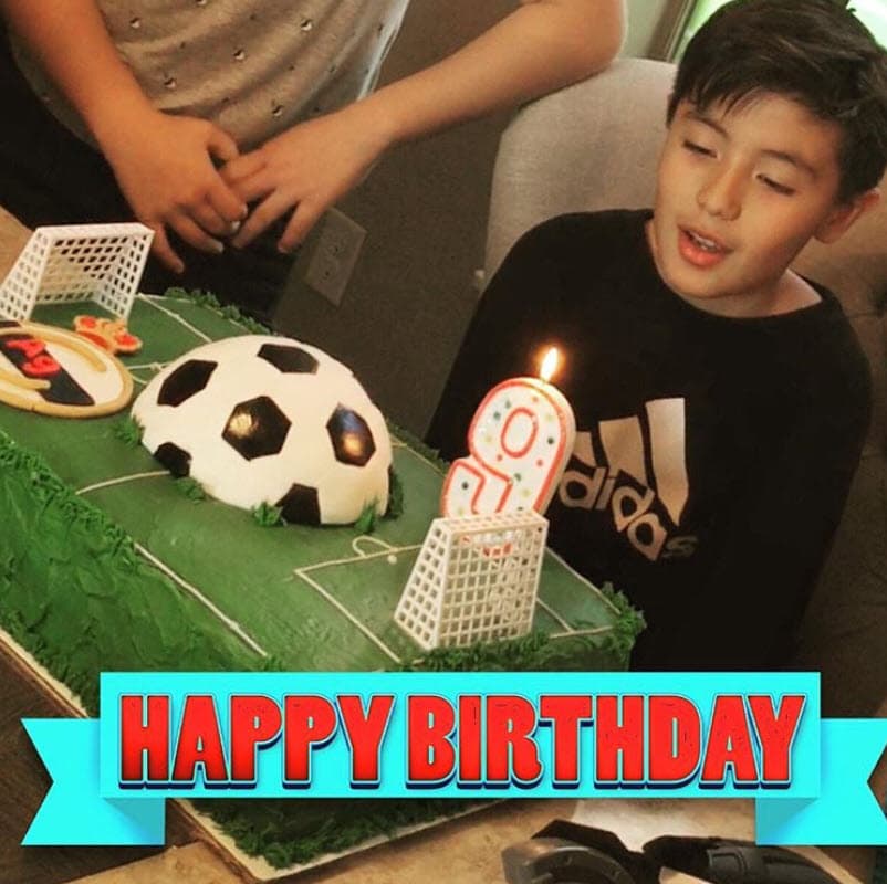 Alejandro es un adolescente de 13 años, aunque su mamá lo sigue llamando "su bebé".