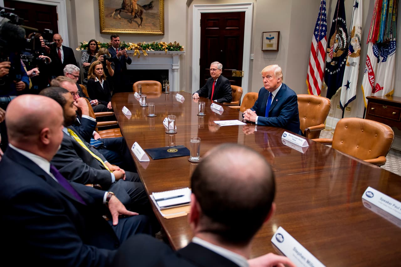 Pero la intención parece haber sido precisamente destacar la ausencia de Pelosi y de Schumer al encuentro, al que decidieron no asistir luego de que la mañana el presidente publicara un mensaje en su cuenta Twitter refiriéndose a ellos por un mote que a algunos sonó irrespetuoso (“Chuck y Nancy”) en el que aseguraba que no veía posibilidad de llegar a acuerdos para financiar el gobierno federal.