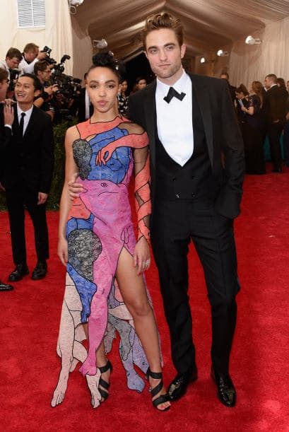 Robert Pattinson brilló durante la gala pero su novia no lo hizo tanto, ese vestido luce demasiado bizarro.