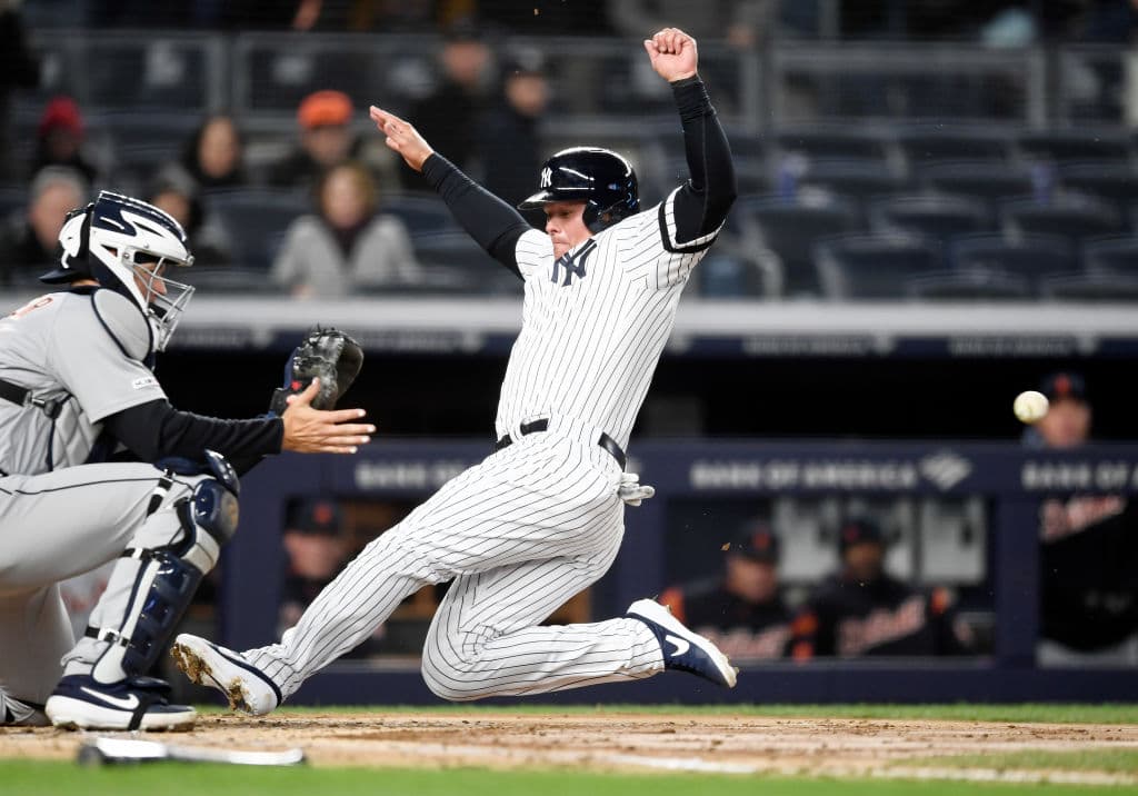 Aquí en la imagen Luke Voit llega barrido en home en el tercer inning intentando anotar una carrera para los New York Yankees y al no ser puesto out por el receptor Grayson Greiner anotó la segunda carrera de los locales.