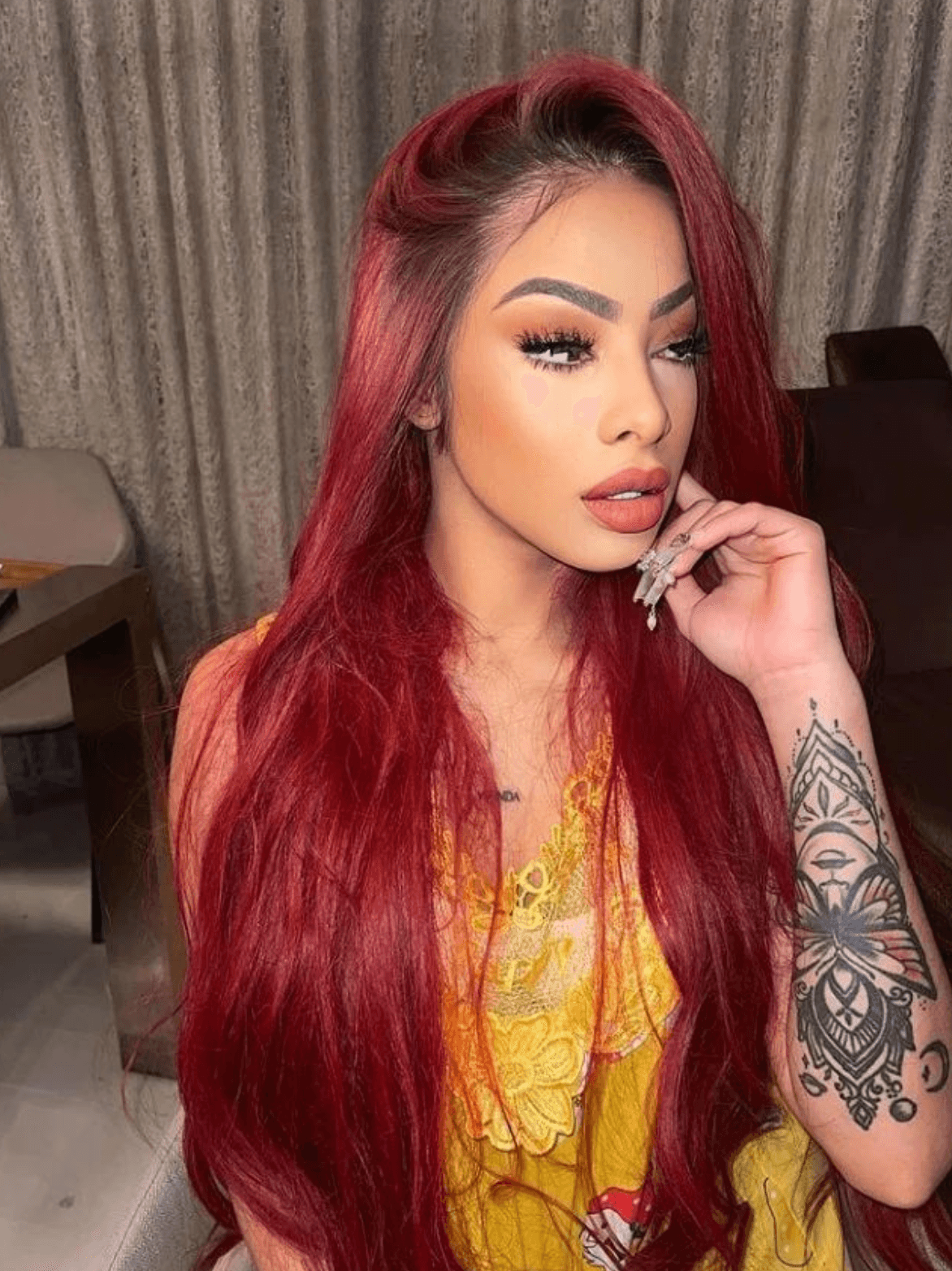 <h3 class="cms-H3-H3">Yailín ‘La más viral’ </h3>
<br>
<br>Aunque
<a href="https://www.univision.com/musica/looks-de-yailin-la-mas-viral-que-han-encendido-las-redes-fotos" target="_blank">la ‘Chivirika’</a> renovó su
<i>look</i> hace poco con un drástico corte en estilo Bob, algunos internautas compararon el nuevo color de pelo de
<a href="https://www.univision.com/musica/artistas-en-modo-vacaciones-fotos" target="_blank">Karol G</a> con el que tuvo
<a href="https://www.univision.com/musica/anuel-y-yailin-pasan-por-mal-momento-en-el-escenario-por-fanaticos-de-karol-g" target="_blank">‘La más viral’</a> hace varios meses. Además, algunos admiradores de Yailín, destacaron que este tono es el que mejor se le ve.