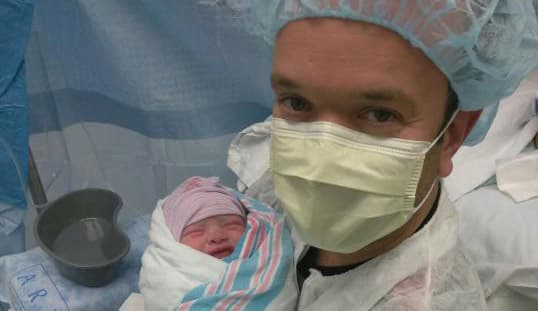 En enero pasado, Carlitos, el productor de El Gordo y la Flaca, tuvo a su hijo Sebastián en sus brazos y las imágenes fueron presentadas en exclusiva en Univision.