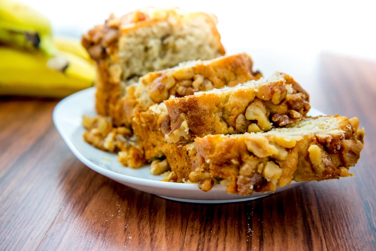 100 por ciento dulce. Prepara una compota de manzanas, añade nueces picadas y tuesta ligeramente unas rodajas del pan con avena. Ensambla unas tostas dulces con la preparación y espolvorea con canela. Son ideales para el desayuno o la merienda.