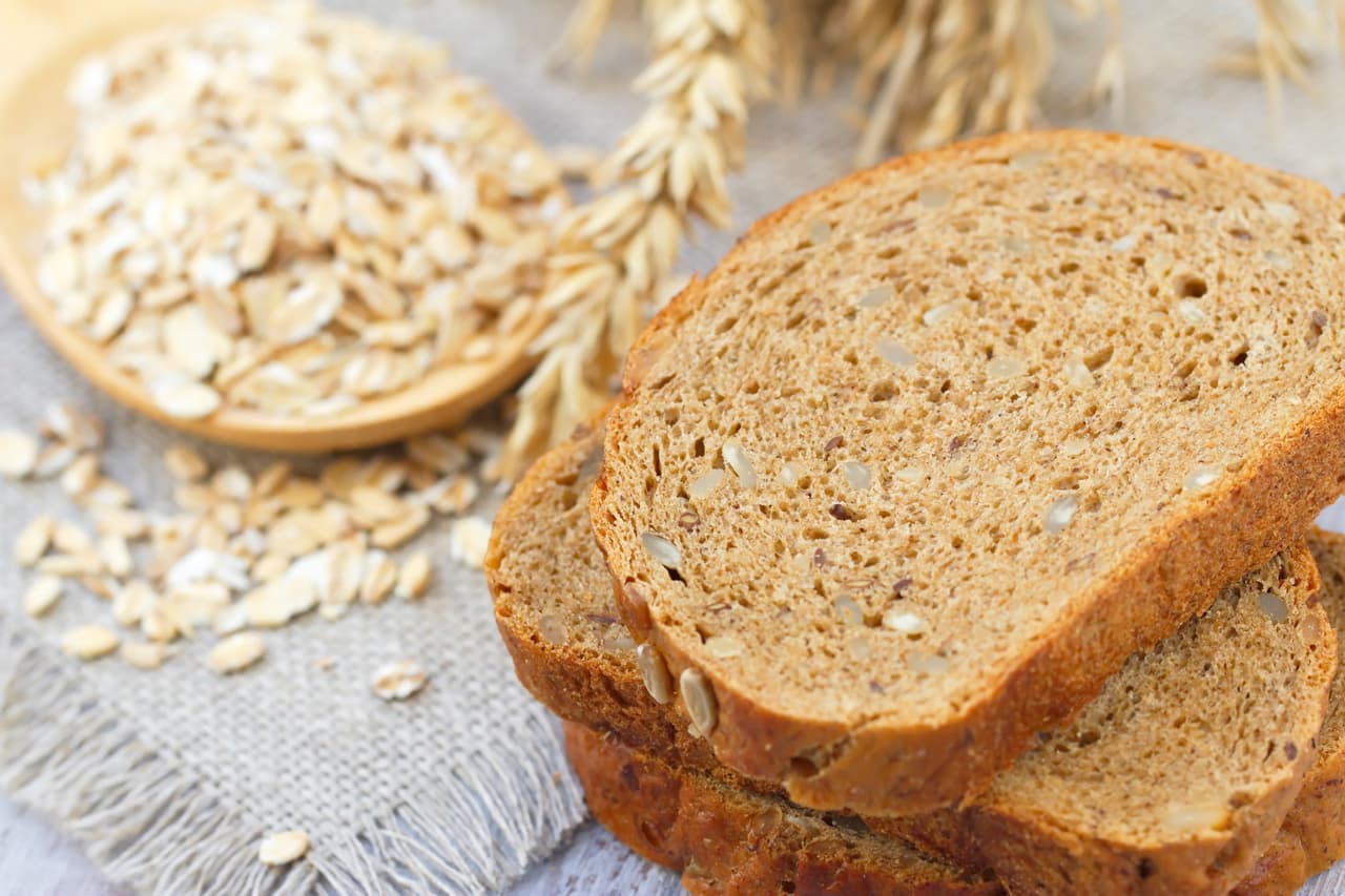 ‘Whole-Grain Bread‘. Estos panes se destacan por la nobleza de sus ingredientes rústicos. Son simples y sabrosos. Una combinación infalible es con espárragos grillados y huevo poché, sazonado con sal kosher y pimienta. Tres texturas, tres sabores definidos, tres razones para probarlo.
