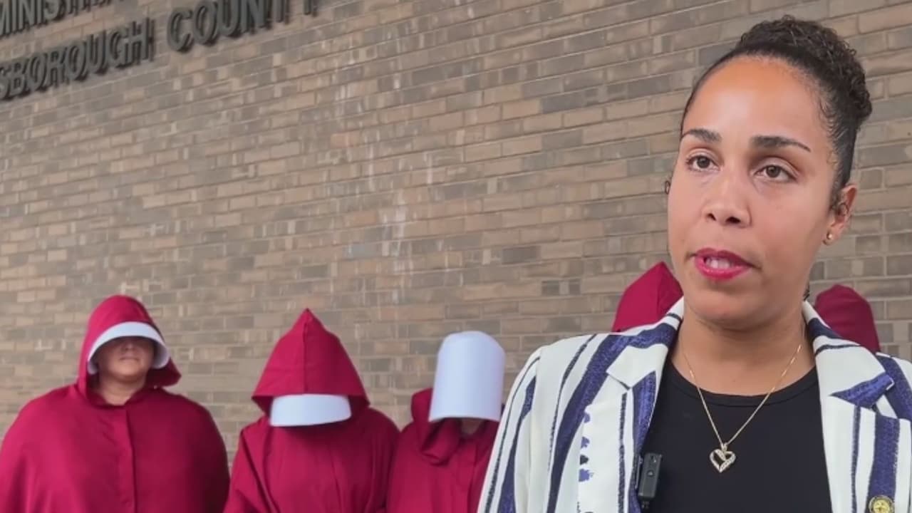 Silencio contra la censura: protesta ante la Junta Escolar de Hillsborough por retiro de libros