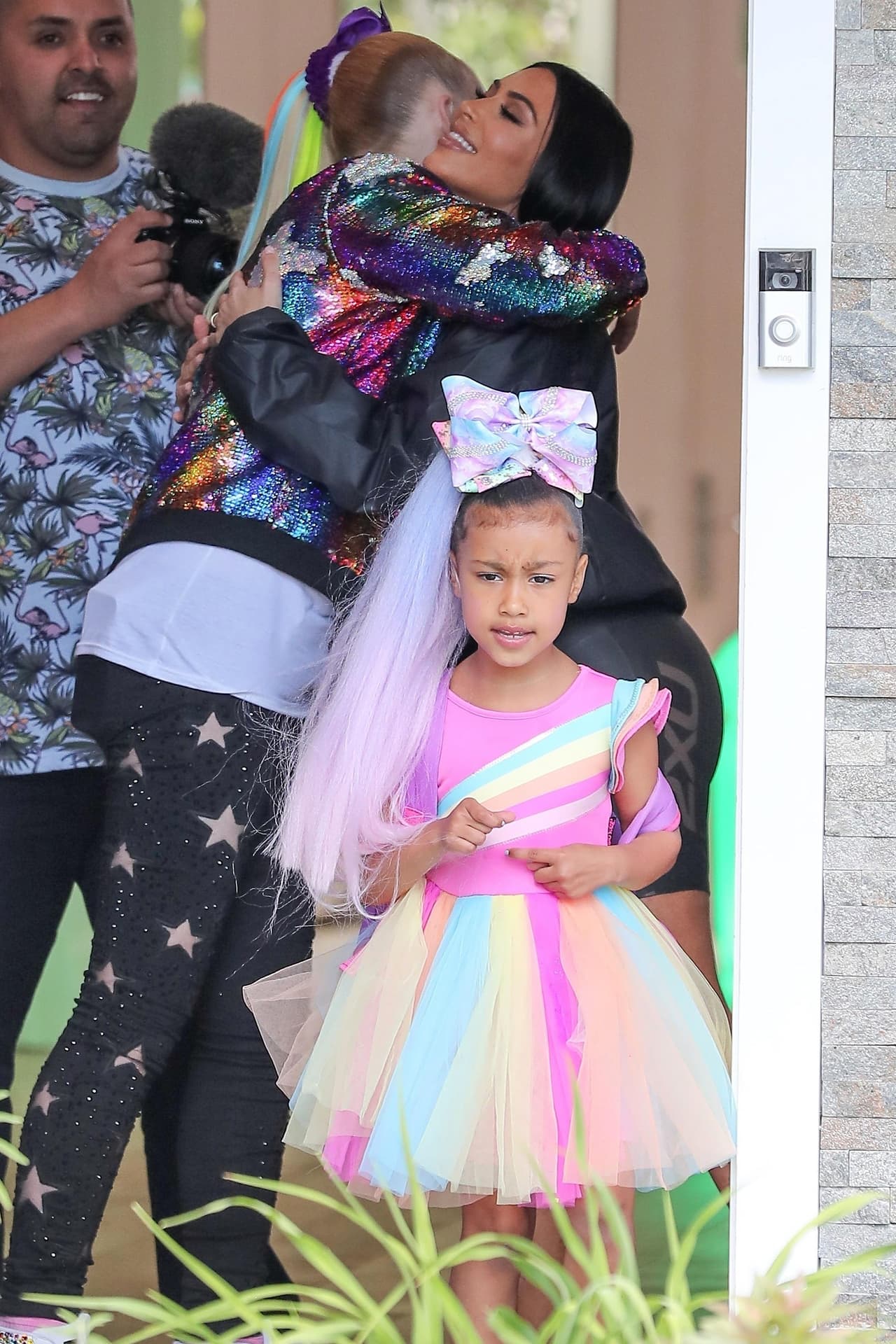 La pequeña protagonizará su primer video como 'youtuber' de la mano de Jojo Siwa, por lo cual podría convertirse en competencia para su tía Kylie Jenner, quien sin duda es una de las influencers más famosas en Instagram con más de 130,000,000 de seguidores.