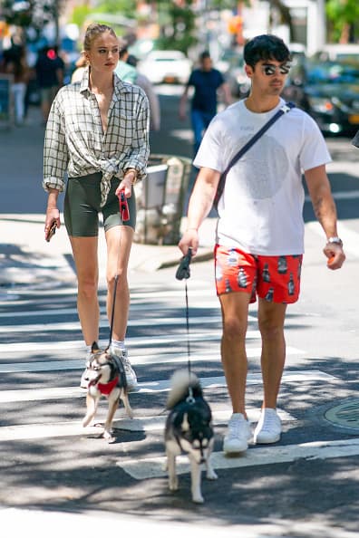 La actriz, que saltó a la fama por su papel de 'Sansa' en 
<b><a href="https://www.univision.com/shows/despierta-america/este-es-el-motivo-por-el-que-game-of-thrones-marca-un-hito-en-la-historia-del-cine-y-la-television-video" target="_blank">'Game of Thrones'</a></b>, explicó a The Sunday Times cómo fue que Joe Jonas le "salvó la vida".