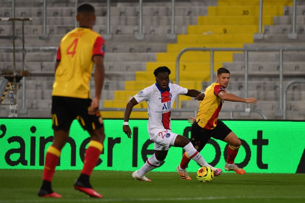 Al minuto 16, el Lens tiene una clara oportunidad. Ganago dispara y se estrella con el palo.