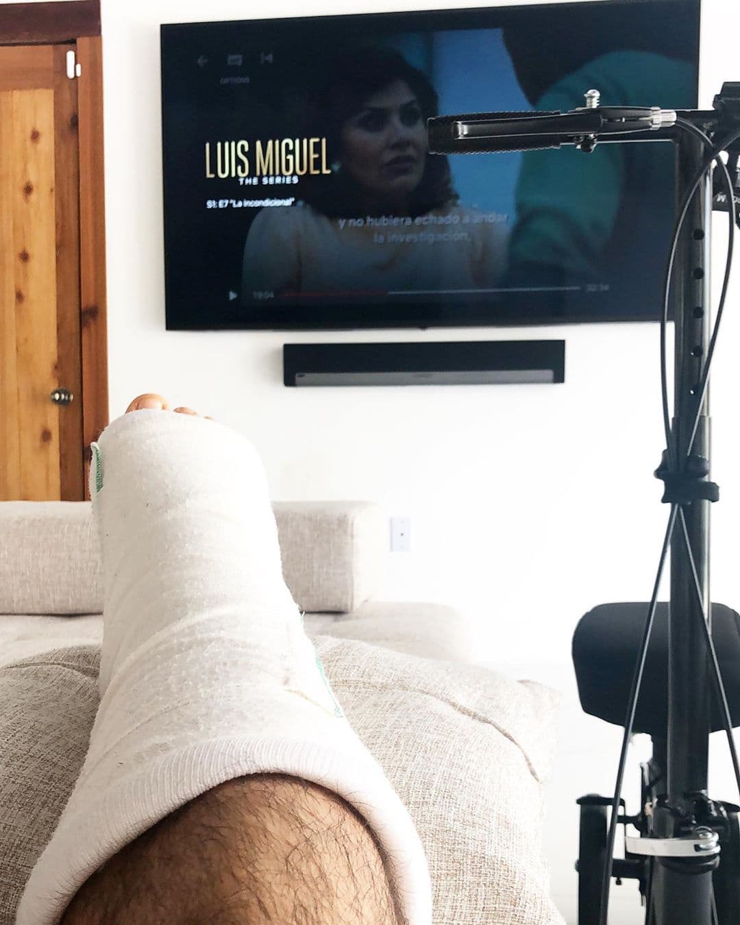 El 10 de julio fue intervenido y a partir de entonces le recetaron reposo absoluto hasta nueva valoración. El martes 23 de julio, Carlos retomó las redes sociales donde anunció que durante su recuperación se entretuvo con la serie de Luis Miguel.