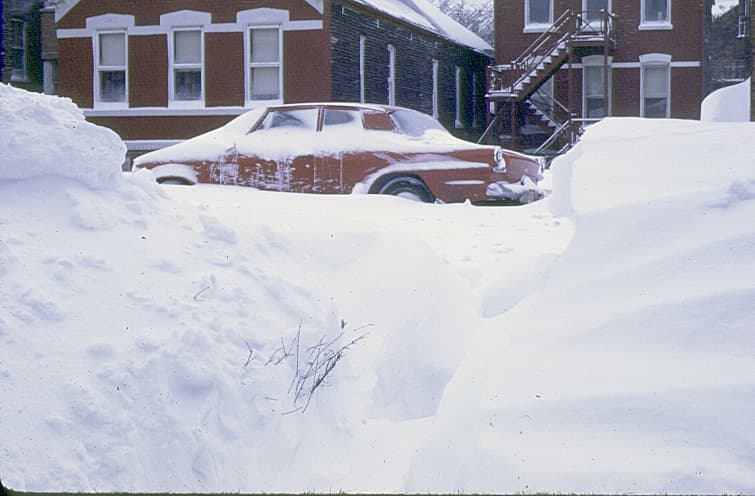 1) Las calles de Chicago se saturaron de nieve en la tormenta de 1967. Esta es la que más nieve ha dejado en Chicago desde esa década.