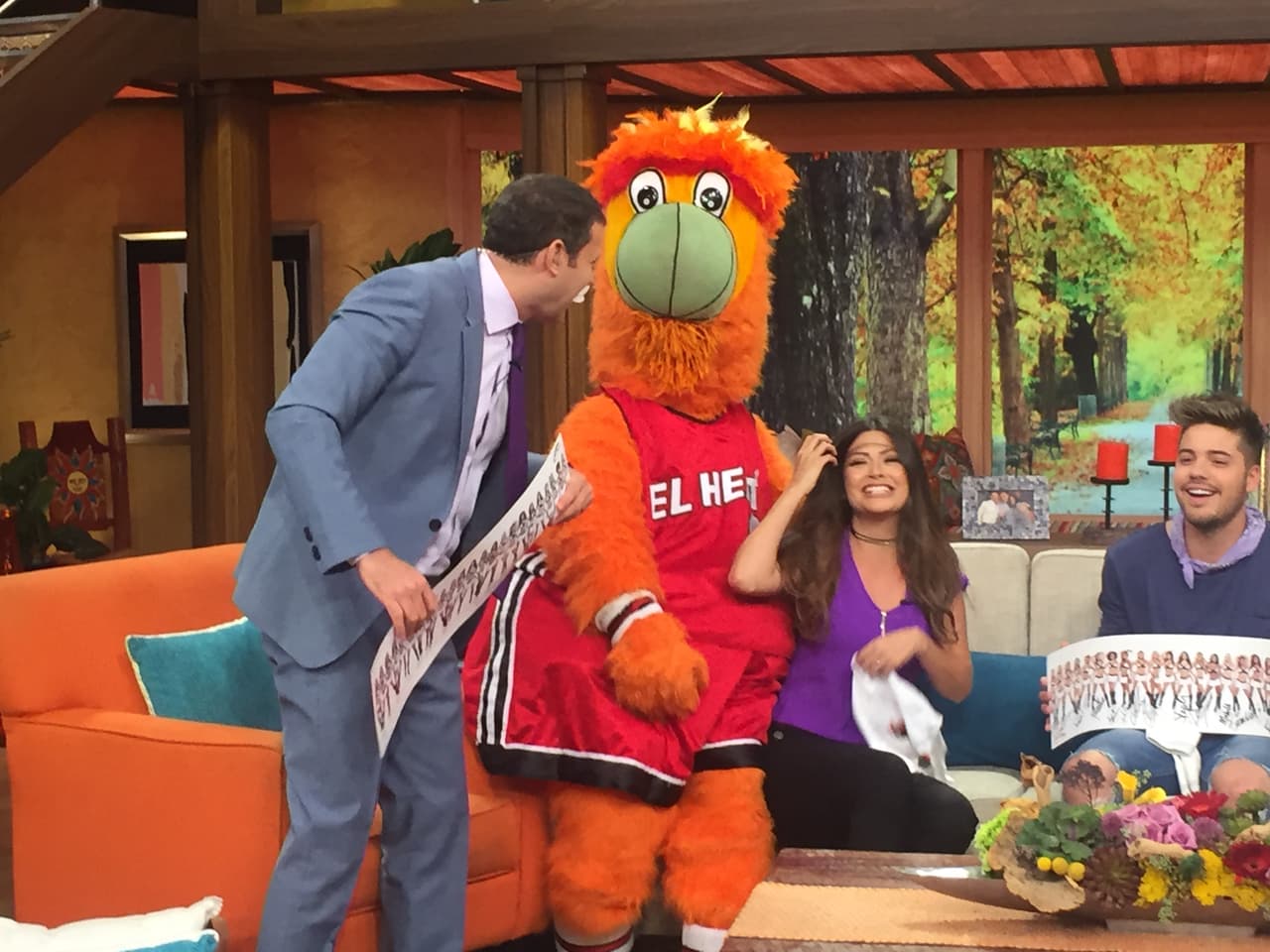 Después de su travesura Burnie le regaló una bella playera de 'Miami Heat' a Ana Patricia.