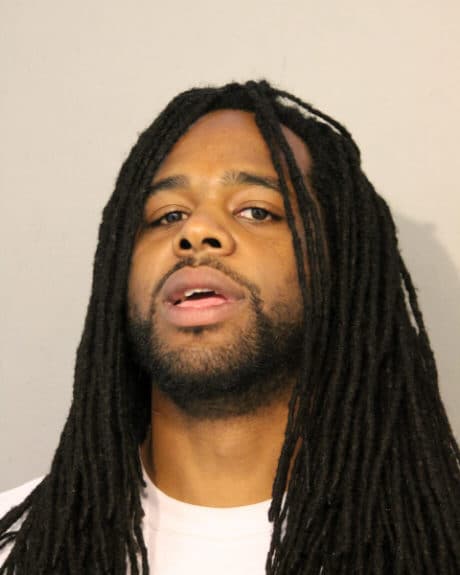 Arrestados: Clint Linzy. Dirección del suceso: cuadra 1000 de W. North Ave. Cargos: Un cargo de delito grave de robo, Un cargo de delito grave de saqueo.