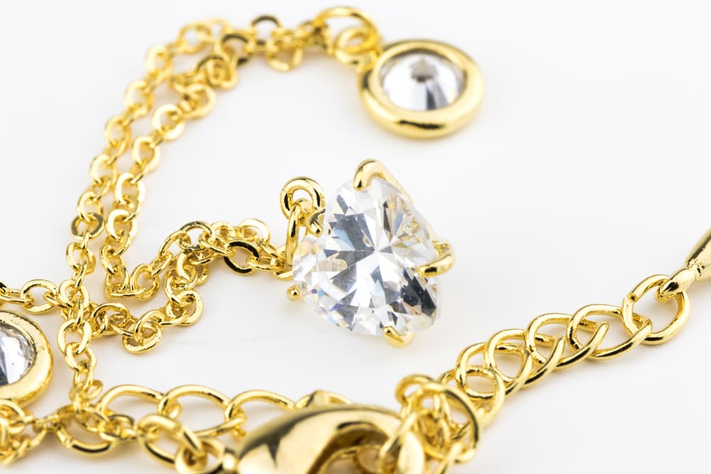 Si esta bebida es capaz de limpiar utensilios oxidados, ¿tú qué crees que les haga a tus joyas? Cientos de especialistas en oro y plata suelen utilizarlo para abrillantar sus productos, un tip que seguro las hará ver más brillantes.
<br>