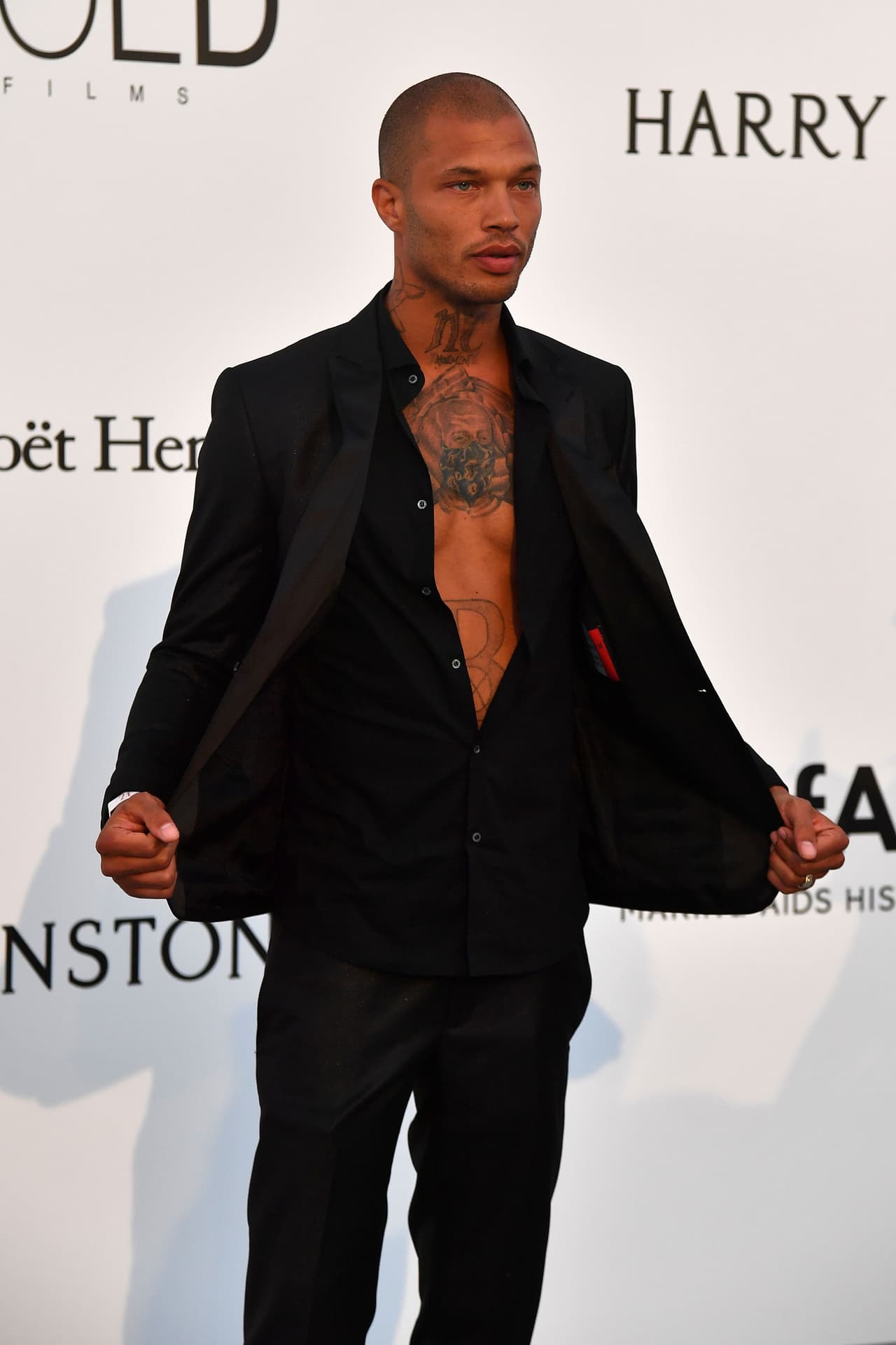 Nicki Minaj, Paris Hilton y Carine Roitfeld, exeditora en jefe de Vogue Paris, están dentro de su círculo de amistades.