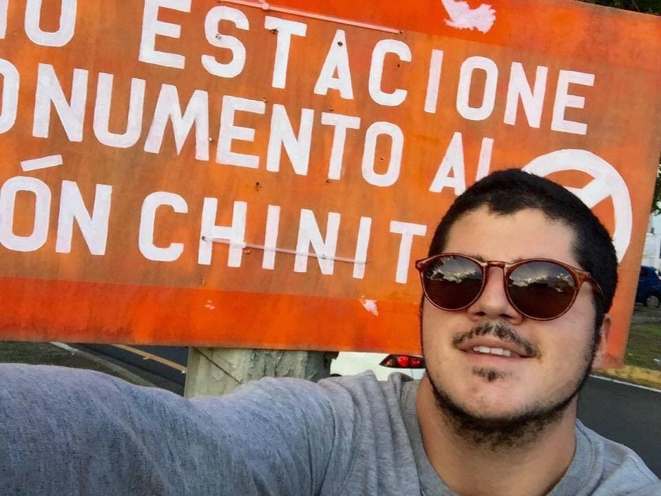 Un artista conceptual decidió llamar la atención por la sobresaturación de estos barriles en Puerto Rico creándole un 'monumento'.