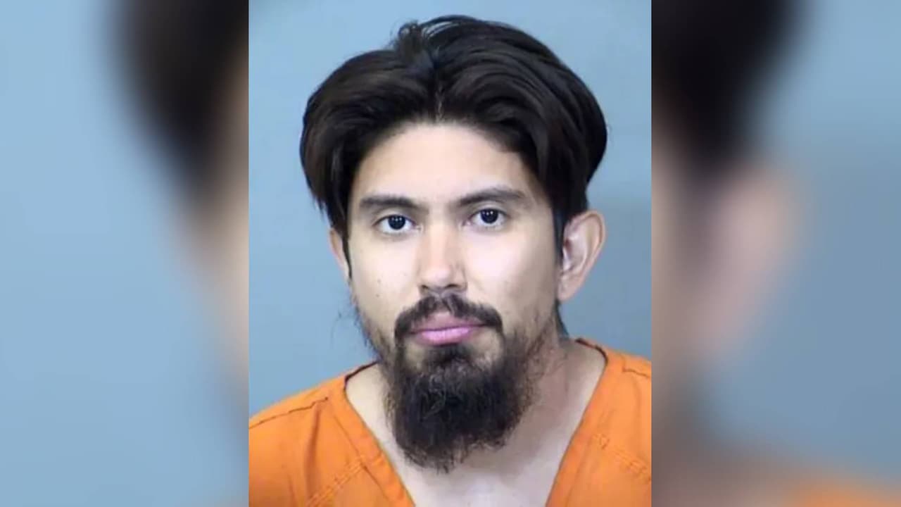 Niño de 13 años dispara contra un intruso para defender a su madre en Phoenix