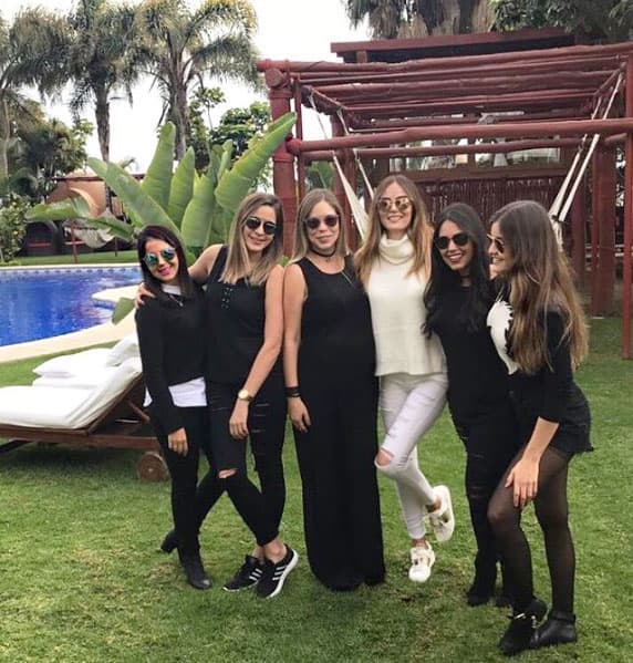 Se fue de viaje con su hermana y sus primas a un resort. Como se acostumbra, ella vistió de blanco en todo momento.