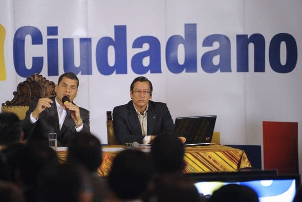 El comandante general de la Policía, Freddy Martínez, anunció la renuncia a su cargo y será sustituido por Patricio Franco, según informó el ministro del Interior, Gustavo Jalkh. Al ascender Franco, los generales que tenían rango superior a él y que trabajaban estrechamente con Martínez han abandonado también el servicio activo de la Policía, explicó la fuente.