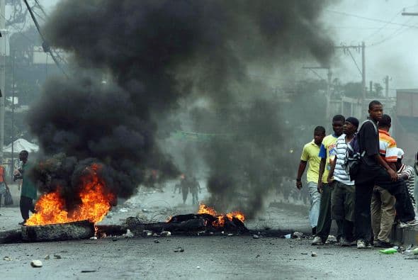 Violentas protestas callejeras emergieron luego que poco más de una semana después de los comicios del 28 de noviembre el Consejo Electoral Provisional anunció los resultados preliminares que colocaban a la ex primera dama Mirlande Manigat y Jude Celestin como los dos candidatos más votados, entre los 19 contendientes, y con derecho a pasar a la segunda ronda.