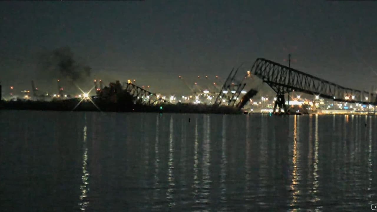 Barco golpea puente Francis Scott Key y causa derrumbe; rescatan a dos personas que cayeron al río y buscan a otras seis