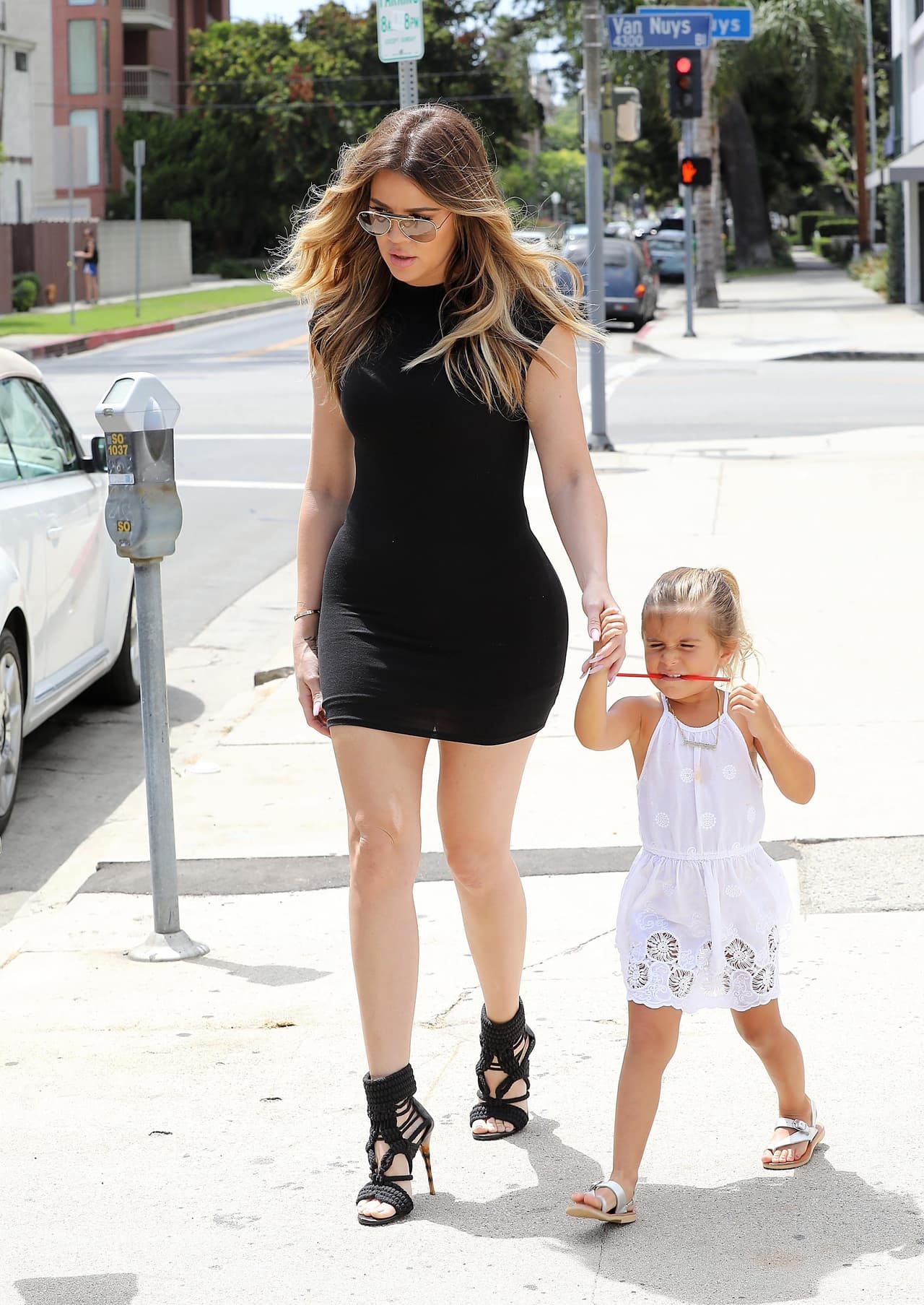 Como es su estilo, las tres hermanas asistieron al encuentro con outfits que celebran sus siluetas curvilíneas. Khloe, con un vestido negro, entallado y muy corto, que le dio algunos problemas en el camino.
