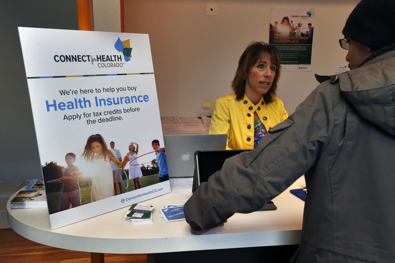 El proceso de inscripción en el mercado de salud es demasiado largo y complicado, lo que hace que la gente se abstenga de participar.