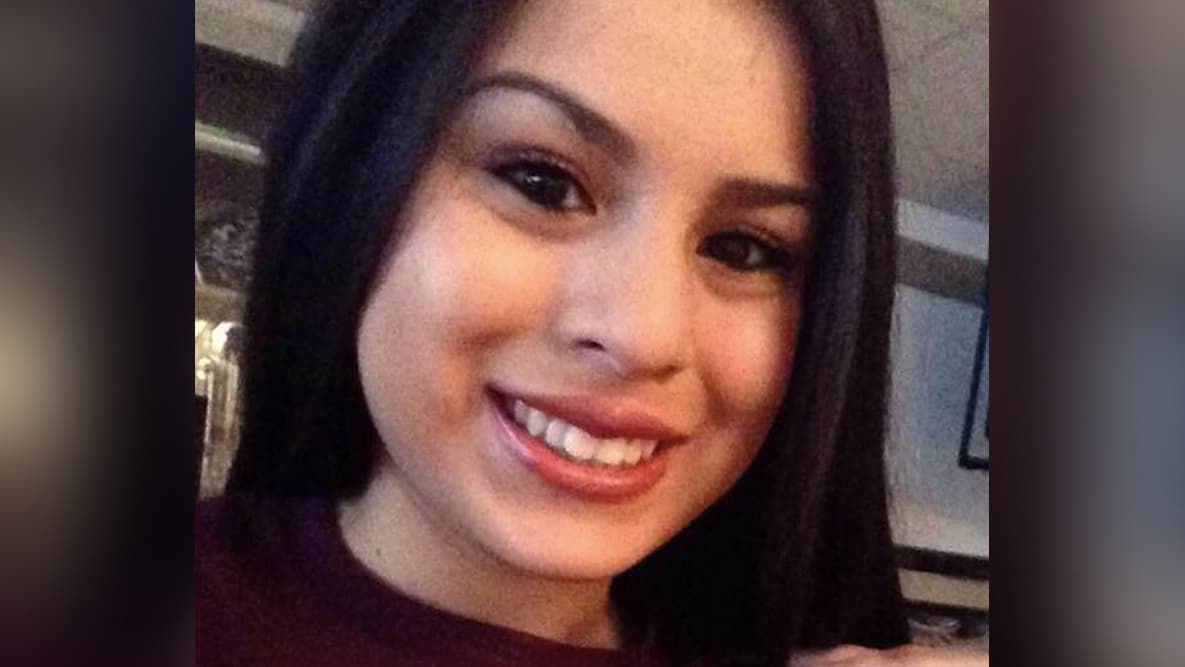 MAYO: 
<b><a href="http://www.univision.com/houston/kxln/noticias/muertes/hallan-el-cuerpo-de-una-jovencita-que-habia-sido-reportada-como-desaparecida-video">Karen Pérez</a></b>,de 15 años, fue asesinada dentro de un apartamento de un edificio abandonado en el sur de Houston. El novio de la joven, también de 15 años, se encuentra detenido acusado de la muerte de la menor. El presunto agresor 
<b><a href="http://www.univision.com/houston/kxln/noticias/asesinatos/imputado-por-asesinato-el-novio-de-la-chica-hallada-muerta-en-houston">grabó con su celular el momento en que asfixiaba</a></b> a la víctima.