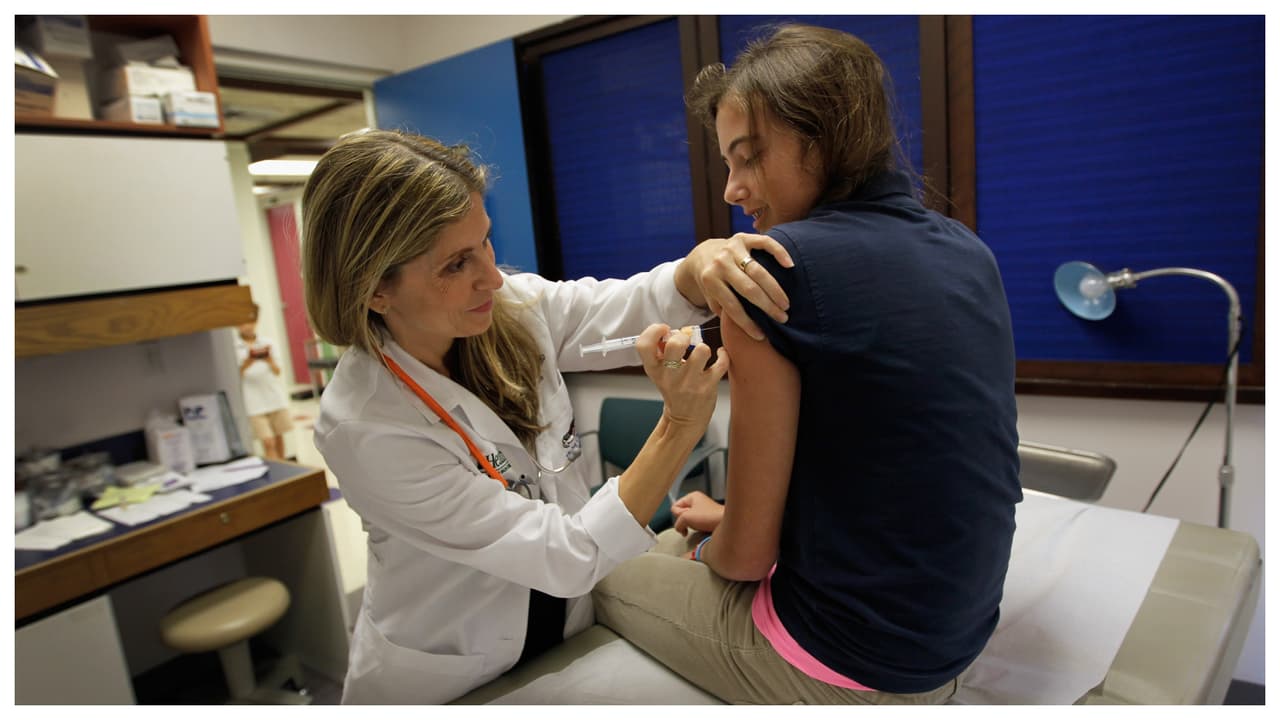 Escuelas públicas de Miami-Dade ofrecen vacunas gratis contra la gripe y covid-19: mira dónde