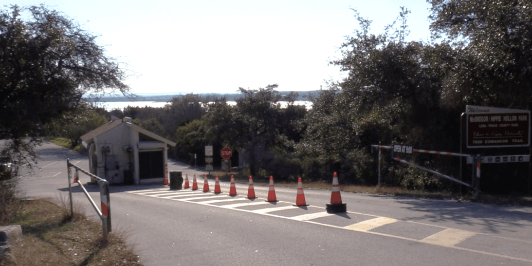 La entrada al parque está restringida para aquellas personas menores de 18 años.