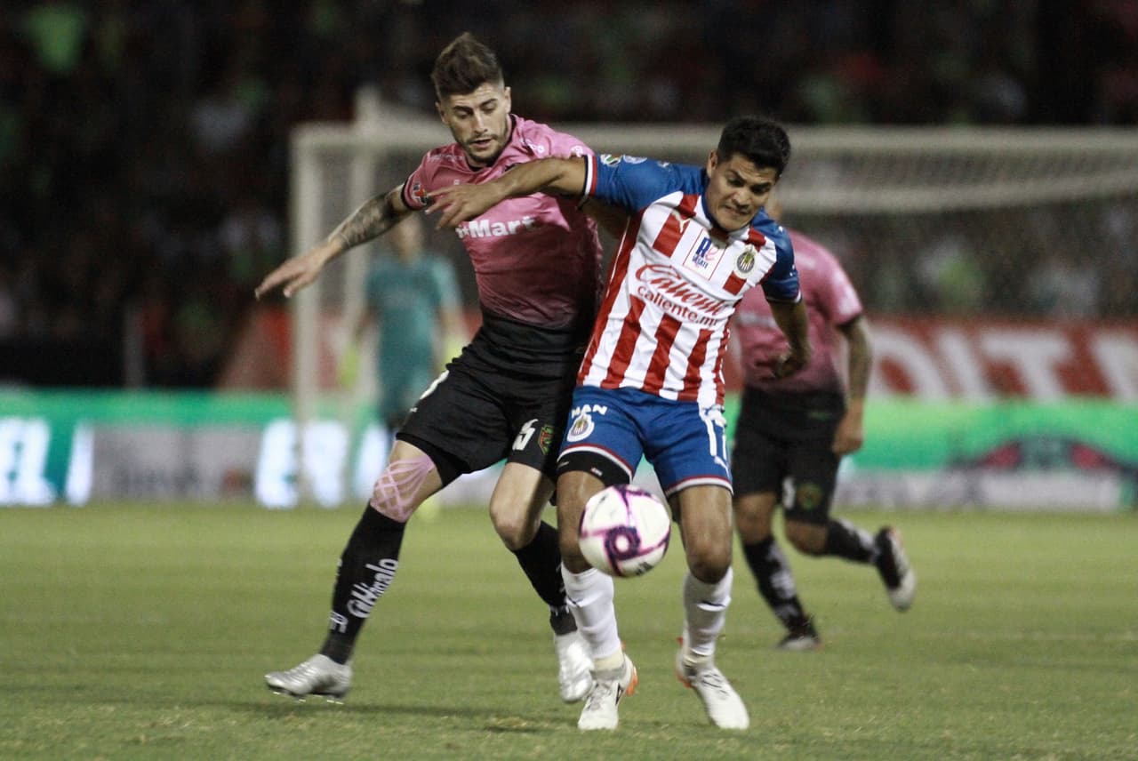 Chivas gana de manera dramática pero se mantiene vivo en la lucha por la Liguilla.