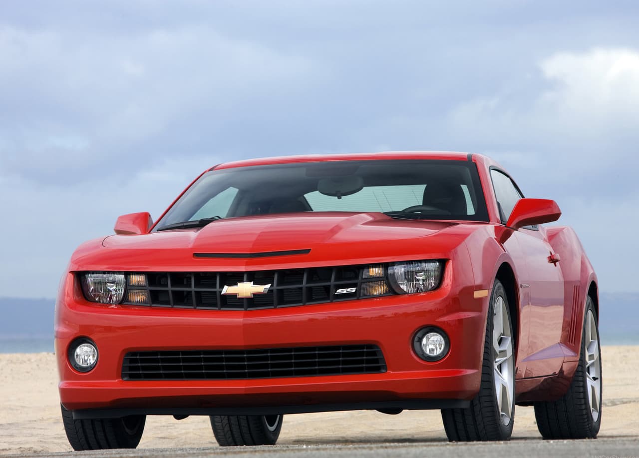 El 
<b>Chevrolet Camaro SS 2010 </b>que vemos en esta imagen se ofreció con V6 de 3.6 litros y también con una variante de mayor desempeño que cuenta con un motor V8 de 6.2 litros. En sitios de venta este auto de inconfundible cara frontal se ofrece por un precio que ronda los 25,000 dólares.