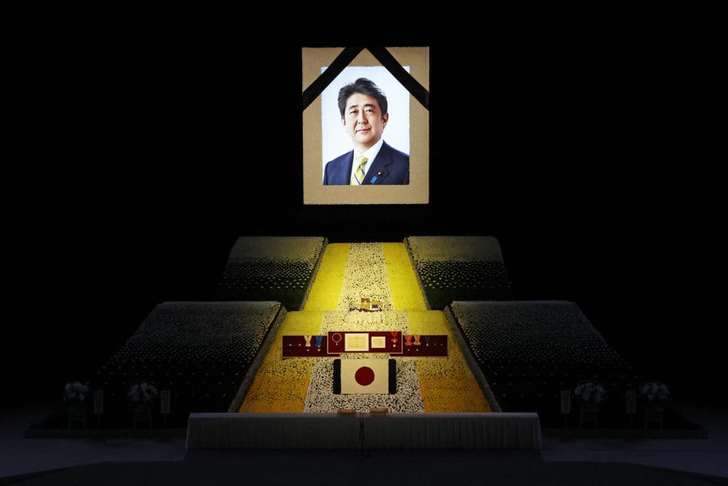 <b><a href="https://www.univision.com/noticias/mundo/muere-ex-primer-ministro-japones-shinzo-abe-baleado">Shinzo Abe, exprimer ministro japonés </a></b>
<br>
<br>Abe murió el 7 de julio a los 67 años en un hospital tras ser baleado mientras ofrecía un discurso en la ciudad de Nara. 
<br>
<br>En 2020, Abe dimitió como primer ministro, tras 14 años en el cargo -convirtiéndose en el más longevo del país-, alegando problemas de salud, aunque mantuvo su influencia en el Partido Liberal Democrático, ente gobernante en Japón. En su momento fue considerado como un símbolo de cambio y se hizo conocer en el extranjero por su reactivación económica lanzada en 2012, en la que mezcló flexibilización monetaria, masiva reactivación presupuestaria y reformas estructurales.
<br>
<br>
<br>
<br>
<br>
<br>
<br>
<br>