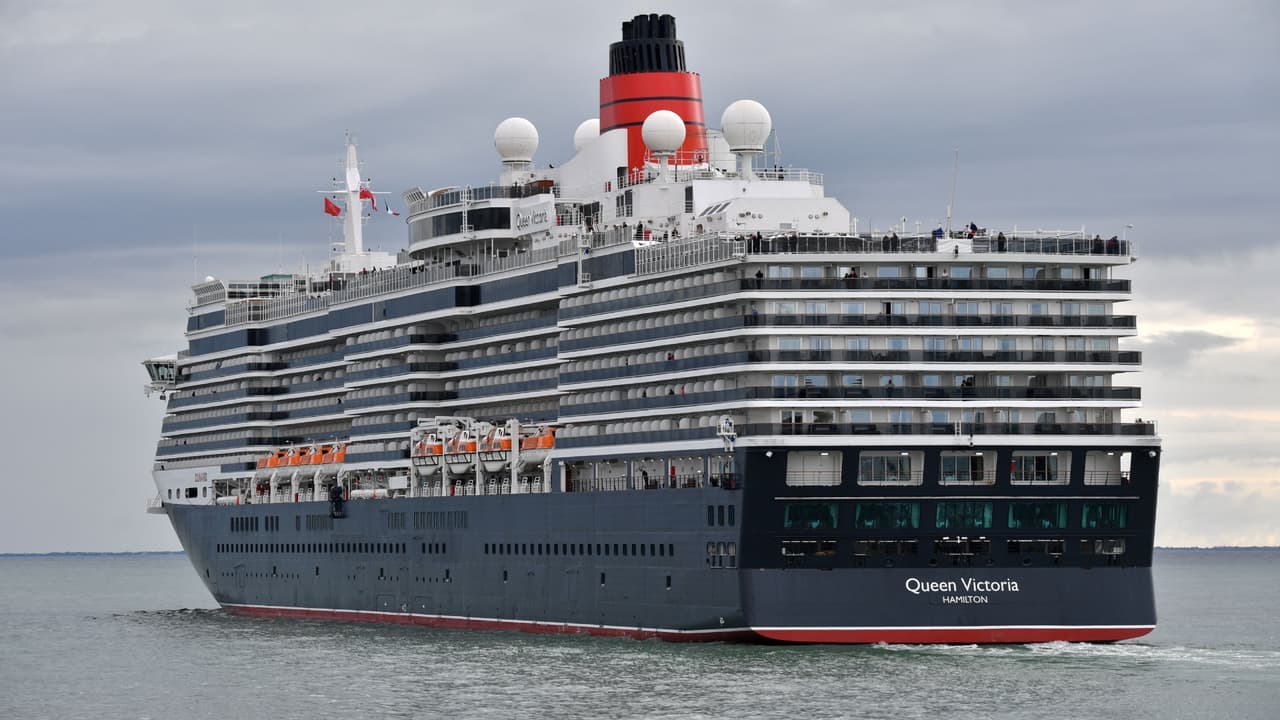 El número total de pasajeros que van en el crucero Queen Victoria es de 1,824, sumado a 967 miembros de la tripulación.