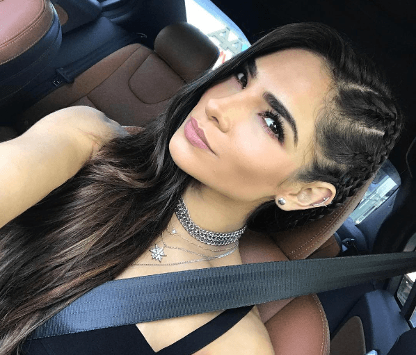 Aún estando dentro del automóvil hace gala de su personalidad a la hora de posar.