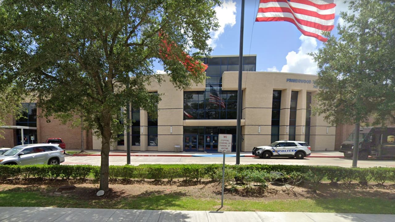 Un muerto y varios empleados de construcción heridos tras derrumbarse el tejado de Friendswood High School