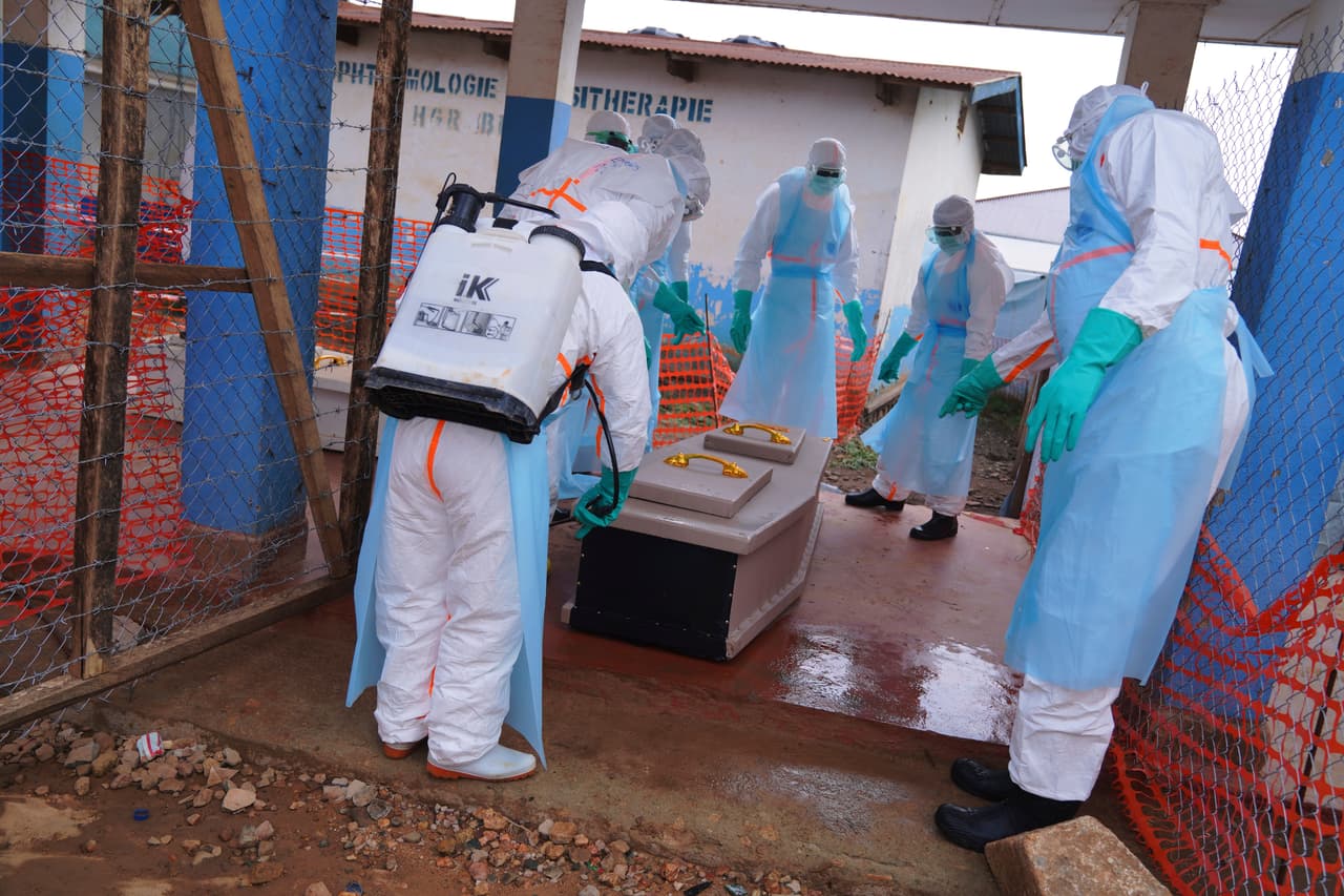 La tasa de mortalidad del brote de ébola llega al 46,8% En la foto, trabajadores de la salud desinfectan el féretro de una víctima del ébola en el Hospital General en Ituri, República Democrática del Congo. (AP foto/Dirole Lotsima Dieudonne)