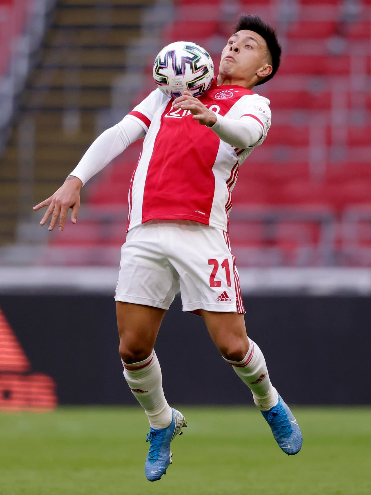 Ajax empata ante el Utrecht 1-1 en la Eredivisie, jugando su juego número 21 que quedaba pendiente. Simon Gustafson le daba la victoria a la visita al minuto 13 con penal, pero el mexicano Edson Alvarez se encargó de empujar el balón y empatar el partido.