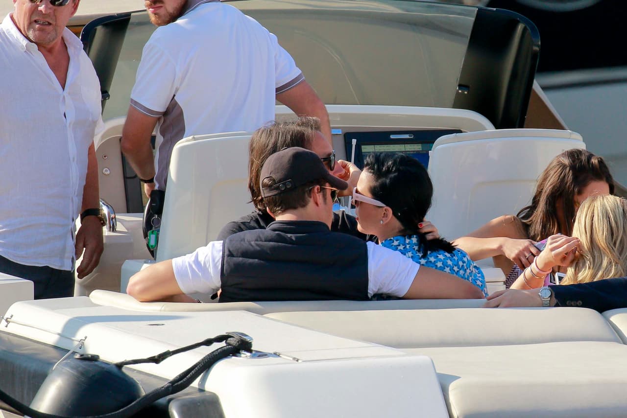 Katy le dijo unas cosas al oído, ¡qué románticos!