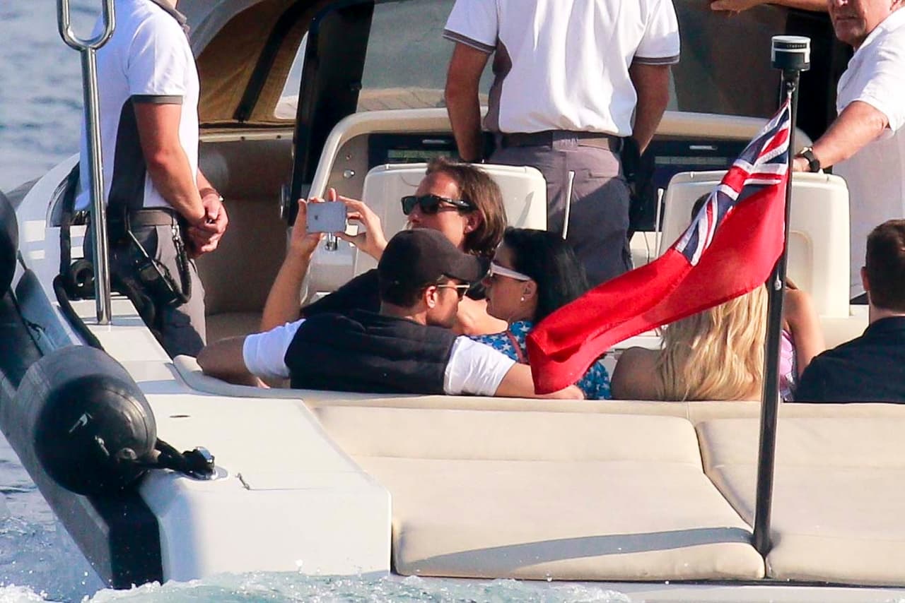 Casi se dan un bestito.