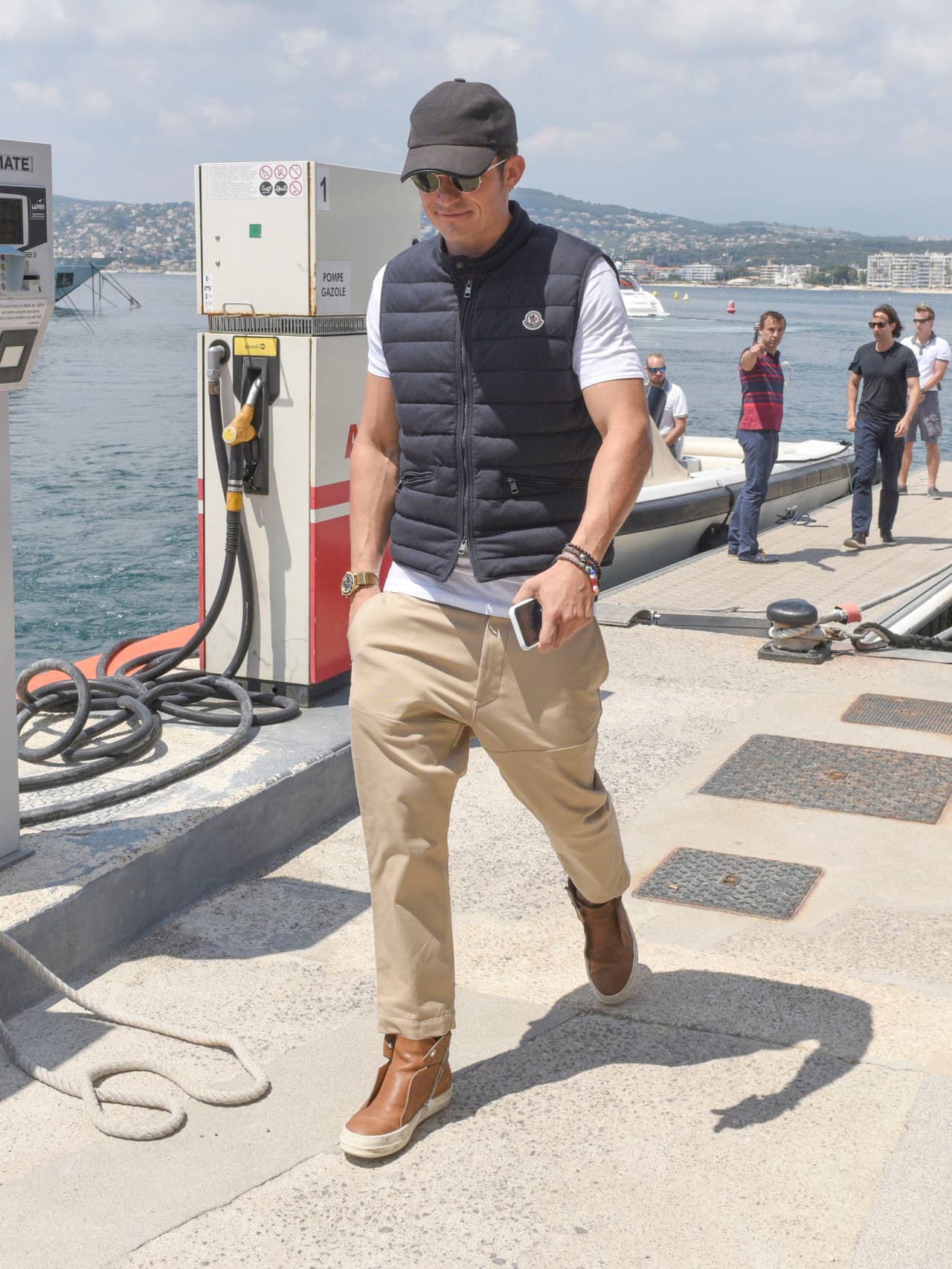 Orlando siguió a su hermosa novia.