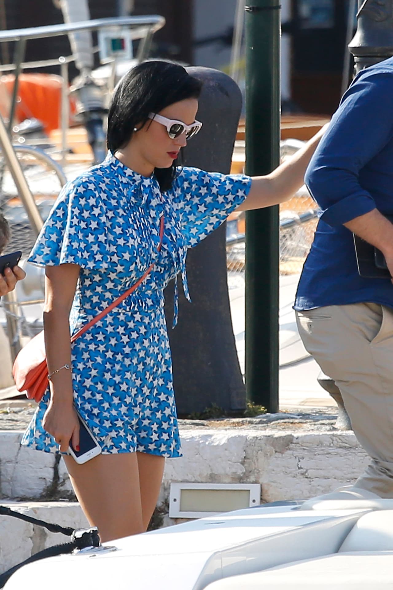 La cantante y el actor siguen de paseo en Cannes. Esta vez las cámaras los captaron durante un tour en altamar.